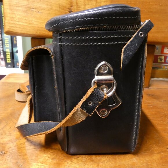 Vintage black leather camera bag with original shouder strap: The Kam-Ra Bag 843 - Picture 5 of 13